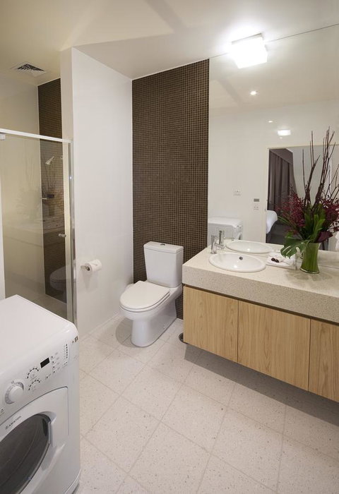 Majestic Old Lion Apartments - Accommodation Burleigh 4