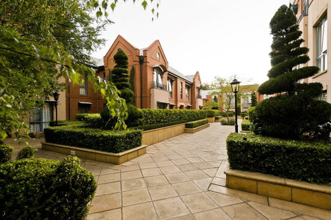 Majestic Old Lion Apartments - Accommodation Burleigh 19