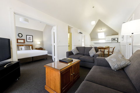 Majestic Old Lion Apartments - Accommodation Burleigh 5