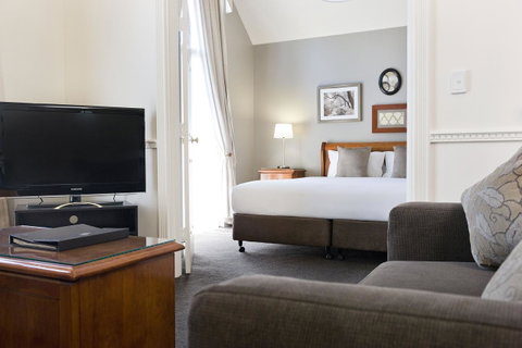 Majestic Old Lion Apartments - Accommodation Burleigh 12