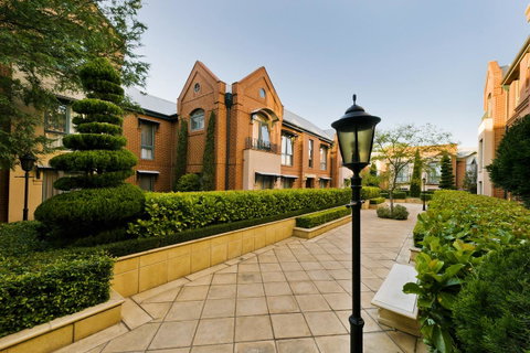 Majestic Old Lion Apartments - Accommodation Burleigh 0