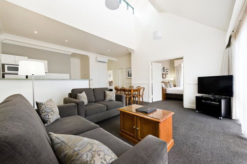 Majestic Old Lion Apartments - Accommodation Burleigh 6