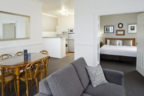 Majestic Old Lion Apartments - Accommodation Burleigh 7