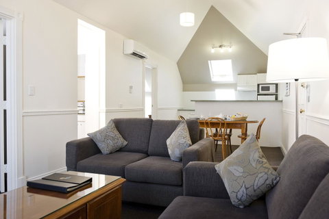 Majestic Old Lion Apartments - Accommodation Burleigh 11
