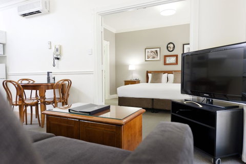 Majestic Old Lion Apartments - Accommodation Burleigh 10