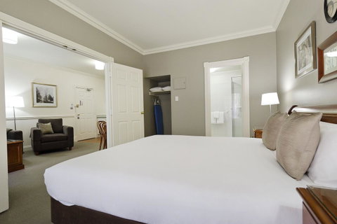 Majestic Old Lion Apartments - Accommodation Burleigh 8