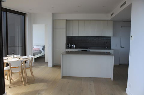 Modern CBD Apartment With Panoramic View - Accommodation Burleigh 9