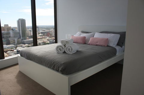 Modern CBD Apartment With Panoramic View - Accommodation Burleigh 2