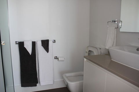 Modern CBD Apartment With Panoramic View - Accommodation Burleigh 11