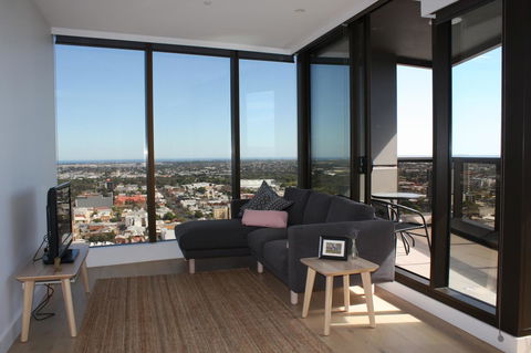 Modern CBD Apartment With Panoramic View - Accommodation Burleigh 10