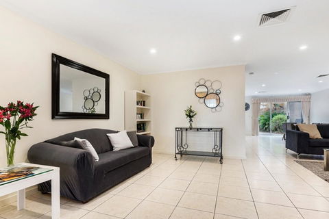 Adelaide Style Accommodation-Close To City-North Adelaide-3 Bdrm- FREE Parking - Accommodation Burleigh 5