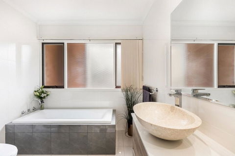 Adelaide Style Accommodation-Close To City-North Adelaide-3 Bdrm- FREE Parking - Accommodation Burleigh 13
