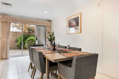 Adelaide Style Accommodation-Close To City-North Adelaide-3 Bdrm- FREE Parking - Accommodation Burleigh 4