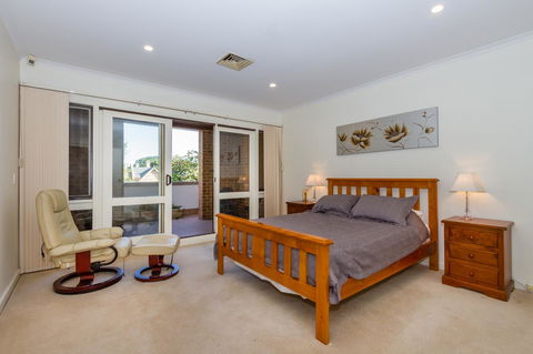 Adelaide Style Accommodation-Close To City-North Adelaide-3 Bdrm- FREE Parking - Accommodation Burleigh 3