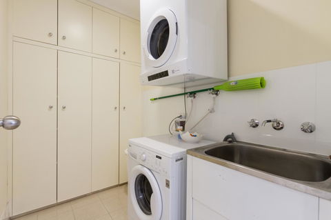 Adelaide Style Accommodation-Close To City-North Adelaide-3 Bdrm- FREE Parking - Accommodation Burleigh 32