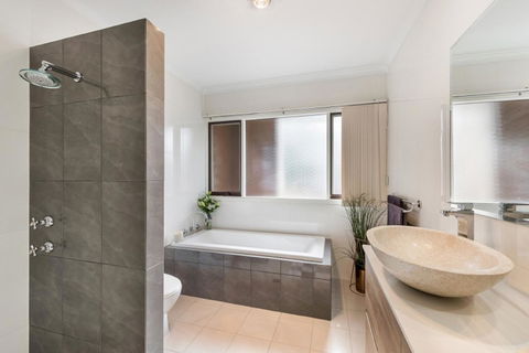 Adelaide Style Accommodation-Close To City-North Adelaide-3 Bdrm- FREE Parking - Accommodation Burleigh 10