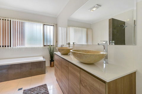 Adelaide Style Accommodation-Close To City-North Adelaide-3 Bdrm- FREE Parking - Accommodation Burleigh 12