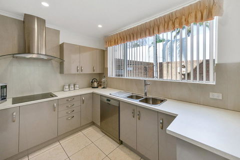 Adelaide Style Accommodation-Close To City-North Adelaide-3 Bdrm- FREE Parking - Accommodation Burleigh 9