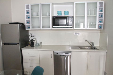 Smugglers Inn Studio Apartments - Accommodation Burleigh 8