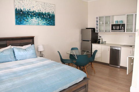 Smugglers Inn Studio Apartments - Accommodation Burleigh 4