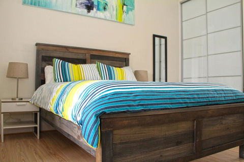 Smugglers Inn Studio Apartments - Accommodation Burleigh 13