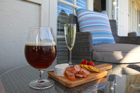 Smugglers Inn Studio Apartments - Accommodation Burleigh 2