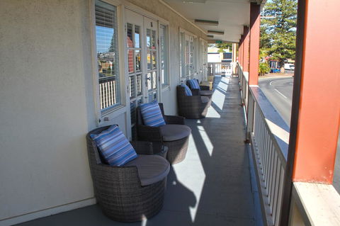 Smugglers Inn Studio Apartments - Accommodation Burleigh 1