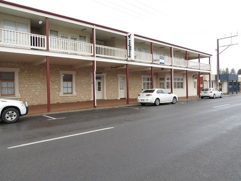 Smugglers Inn Studio Apartments - Accommodation Burleigh 10