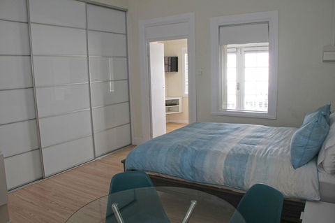 Smugglers Inn Studio Apartments - Accommodation Burleigh 6