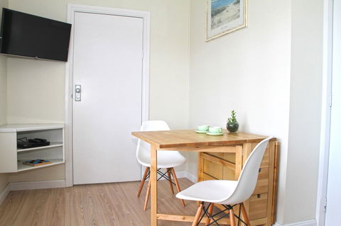 Smugglers Inn Studio Apartments - Accommodation Burleigh 14