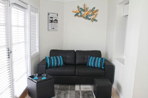 Smugglers Inn Studio Apartments - Accommodation Burleigh 3