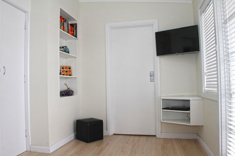 Smugglers Inn Studio Apartments - Accommodation Burleigh 7