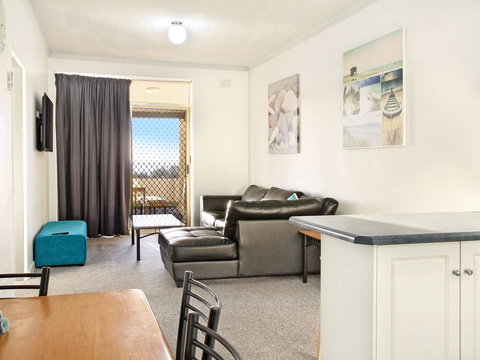 Seaview Sunset Holiday Apartments - Accommodation Burleigh 37
