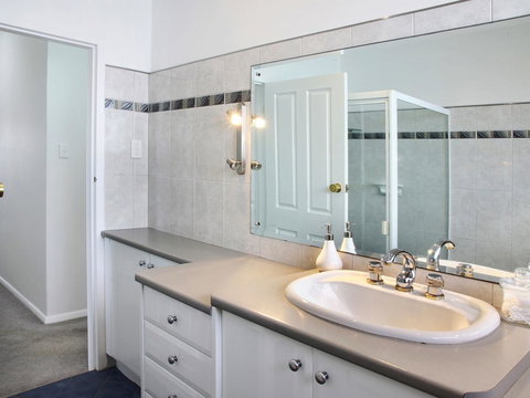 Seaview Sunset Holiday Apartments - Accommodation Burleigh 29