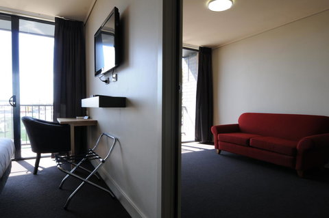 Mansfield Park Hotel - Accommodation Burleigh 2