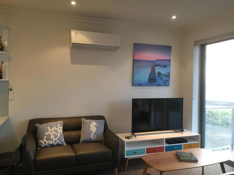 Penneshaw Oceanview Apartments - Accommodation Burleigh 7