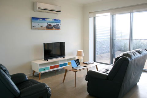 Penneshaw Oceanview Apartments - Accommodation Burleigh 11