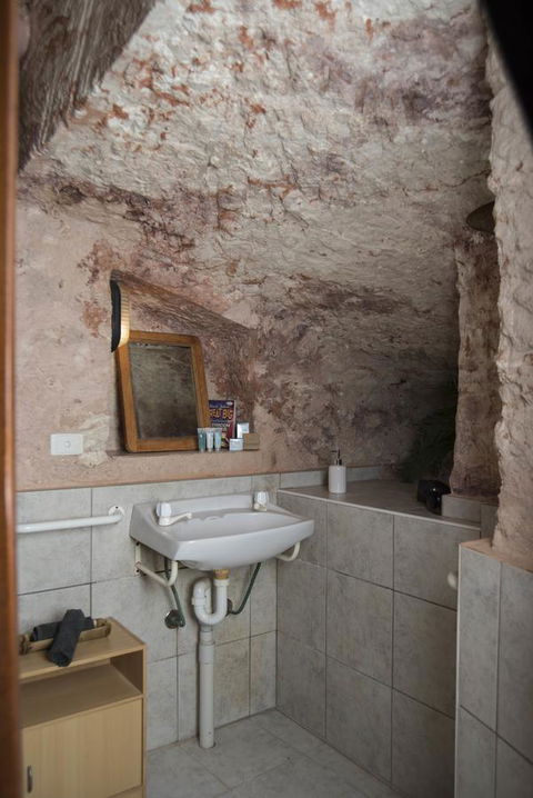 Ali\'s Underground Studio - Accommodation Burleigh 10