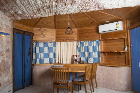 Ali\'s Underground Studio - Accommodation Burleigh 6