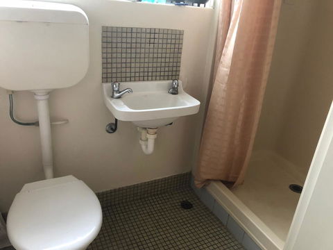 Kingscote Central - Accommodation Burleigh 8