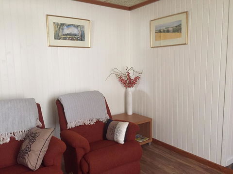 Kingscote Central - Accommodation Burleigh 0