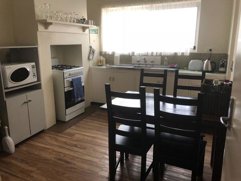 Kingscote Central - Accommodation Burleigh 7