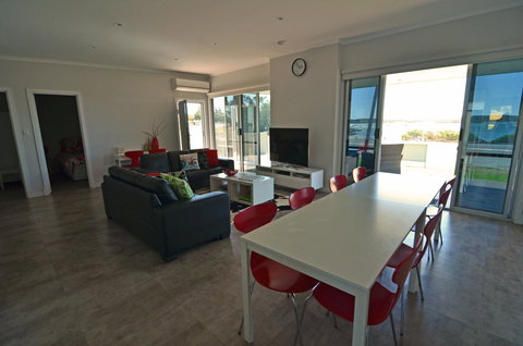 Beachview - Accommodation Burleigh 6