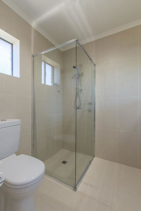 Mick O\'Sheas - Accommodation Burleigh 23