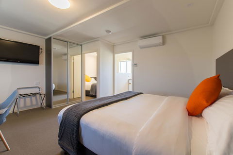 Mick O\'Sheas - Accommodation Burleigh 14