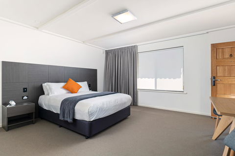 Mick O\'Sheas - Accommodation Burleigh 4