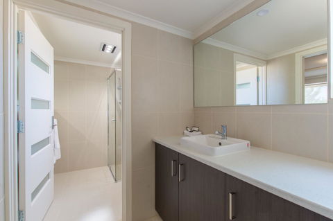 Mick O\'Sheas - Accommodation Burleigh 28