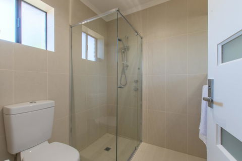 Mick O\'Sheas - Accommodation Burleigh 24