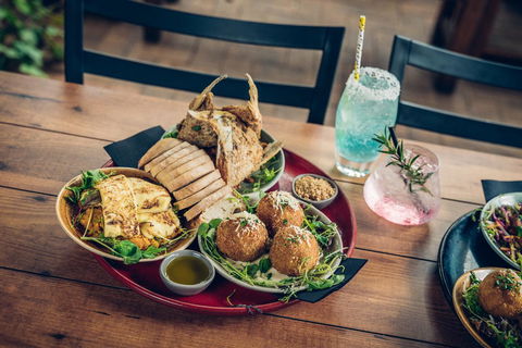 Mick O\'Sheas - Accommodation Burleigh 10