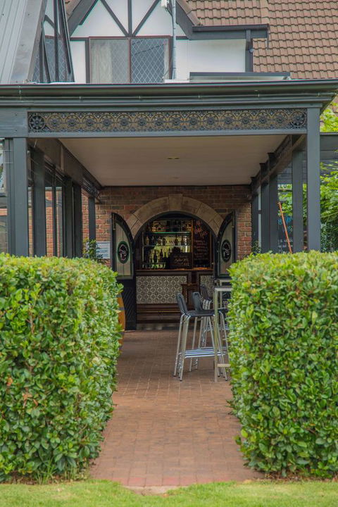 Mick O\'Sheas - Accommodation Burleigh 40